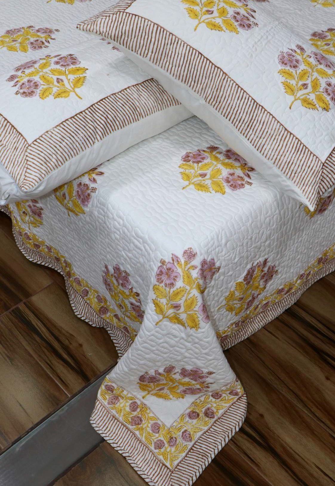 Cotton Filled Machine Stitched Quilt with Pillow Covers (90 x 108 inches)