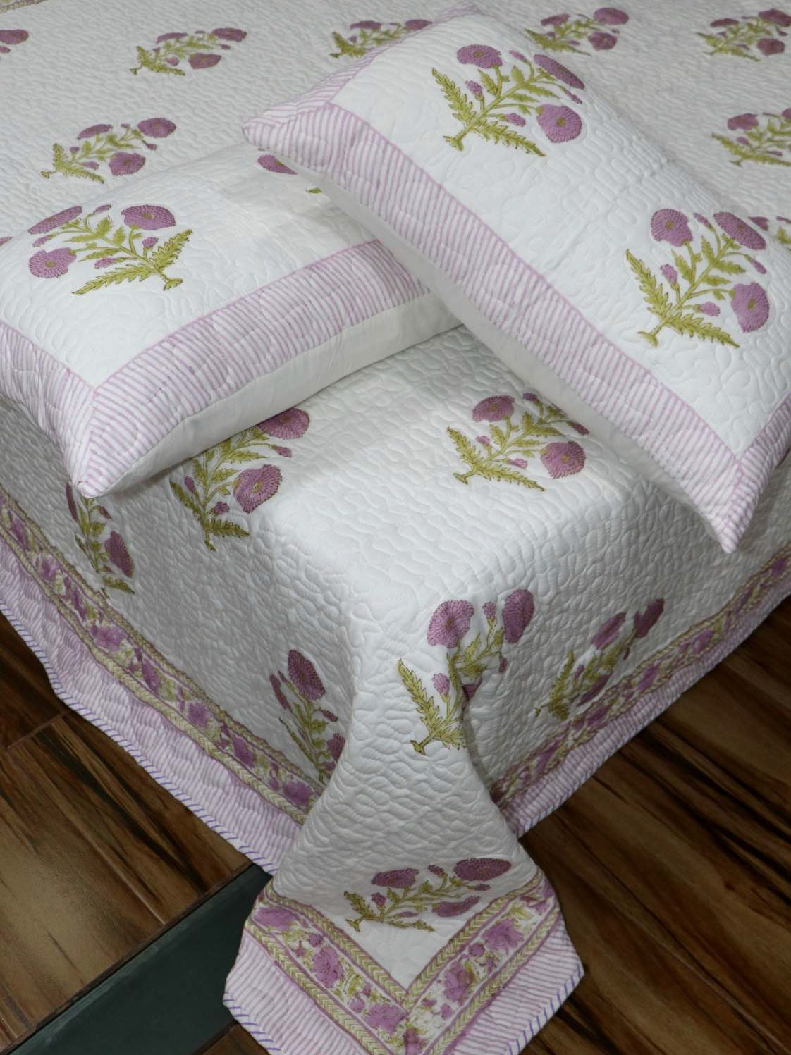 Cotton Filled Machine Stitched Quilt with Pillow Covers (90 x 108 inches)